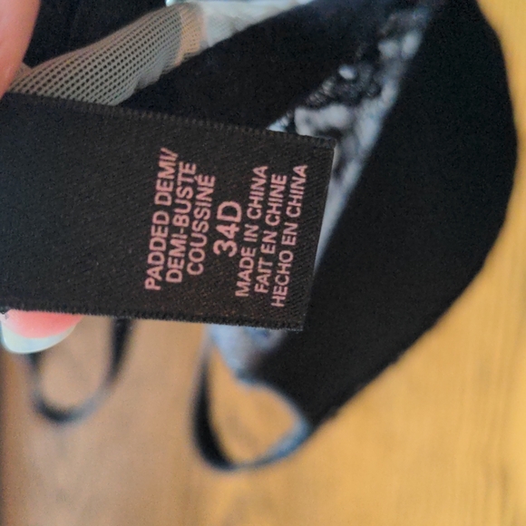 Victoria's Secret 34D bra - Picture 3 of 3